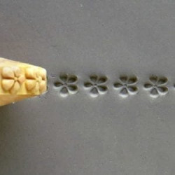 
  ROULEAU A DOIGTS 8 MM - DAISY - Outils pour décorer l'argile - Cigale et Fourmi