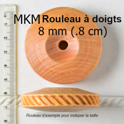 
  ROULEAU A DOIGTS 8 MM - GREEK KEY ROUND SPIRAL - Outils pour décorer l'argile - Cigale et Fourmi