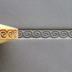 
  ROULEAU A DOIGTS 8 MM - GREEK KEY ROUND SPIRAL - Outils pour décorer l'argile - Cigale et Fourmi