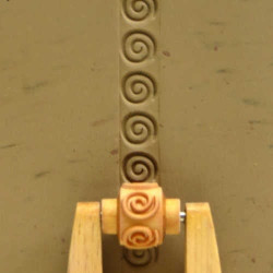 
  MINI ROULEAU A POIGNEE 1 CM - SPIRAL - Outils pour décorer l'argile - Cigale et Fourmi