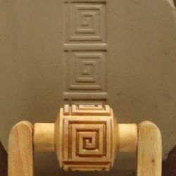 
  ROULEAU A POIGNEE 3 CM - SQUARE SPIRAL - Outils pour décorer l'argile - Cigale et Fourmi