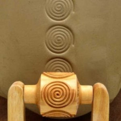 
  ROULEAU A POIGNEE 3 CM - SPIRAL - Outils pour décorer l'argile - Cigale et Fourmi