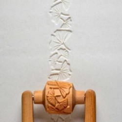 
  ROULEAU A POIGNEE 3 CM - GINGKO LEAVES - Outils pour décorer l'argile - Cigale et Fourmi